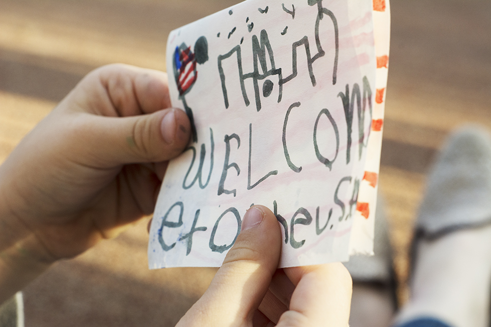 A card welcoming refugees to the USA